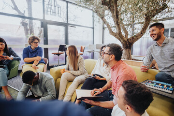 Obraz premium Multicultural business team brainstorm together, utilizing their collective knowledge for growth, productivity, and profitability in a modern co-working space.