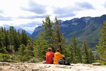 Touristes au sommet du Tunnel Mountain Trail. Parc national Banff, Alberta, Canada - 698250999