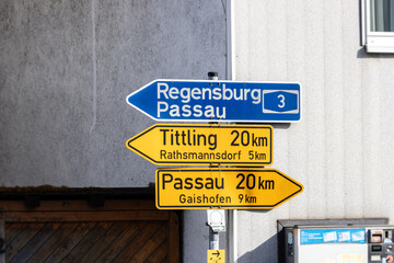 Wegweiser zur Autobahn nach Regensburg und Passau