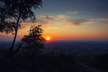 Fototapeta na wymiar Widok na zachód słońca ze wzgórza, piękne niebo i wieczorne chmury