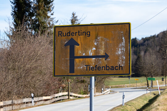 Wegweiser an Kreuzung bei Ruderting und Tiefenbach nahe Passau in Niederbayern