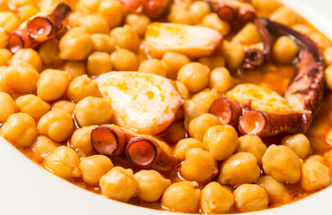 Garbanzos con pulpo