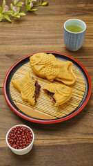 和菓子の鯛焼きと小豆と緑茶