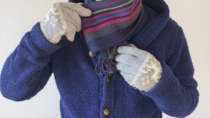 マフラーを巻く男性