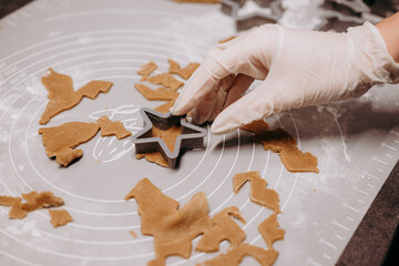 Wycinanie kształtów ciasteczek
