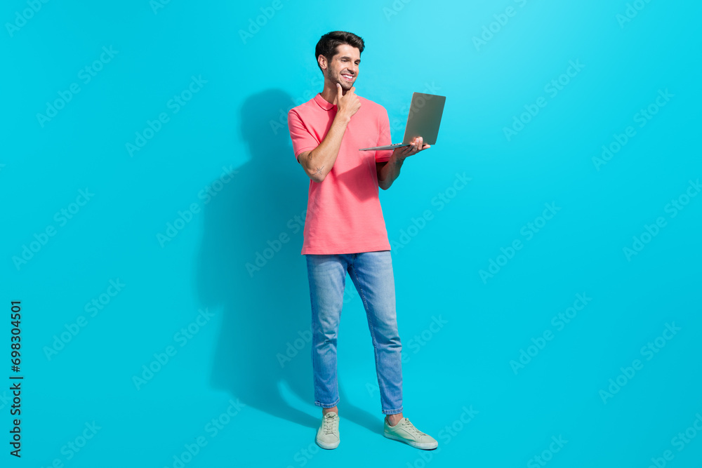 Poster Full body photo of young thoughtful guy touch chin plan business costs in excel app using netbook isolated on aquamarine color background