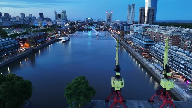 Puerto Madero, gr&uacute;as, puente de la mujer y bares y restaurantes. Ciudad Aut&oacute;noma de Buenos Aires, Argentina.