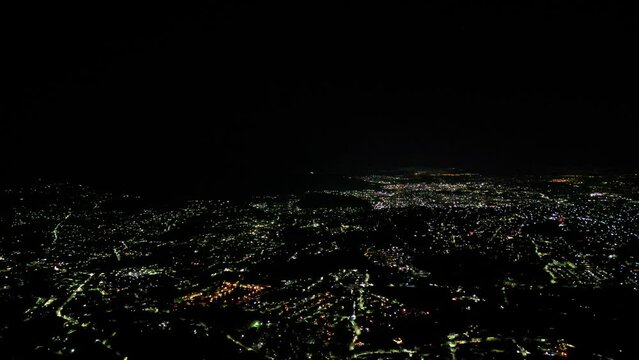 Toma aérea nocturna de Cuernavaca, Morelos, México