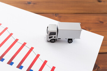 マイナス成長のグラフとトラック