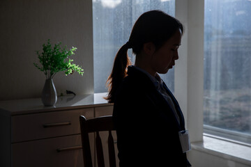 闇を抱える女性　get sick　woman