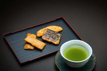 おいしいお茶とおせんべいで3時のおやつ