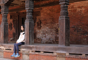 Fototapeta na wymiar Asian girl visit the Bhaktapur durbar square, Kathmandu