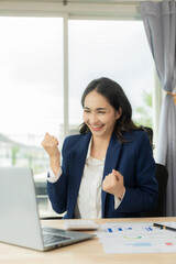 Obraz premium Asian businesswoman having online financial meeting with laptop Confident business executive using laptop computer having video conference, virtual meeting, financial advisor, fund research.