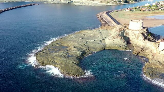 survol de la c&ocirc;te ouest de la Sardaigne &agrave; Bosa	