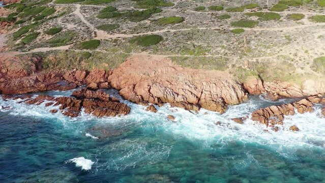 survol des plages d'isola rossa en Sardaigne du nord