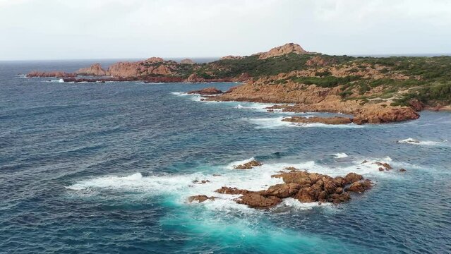 survol des plages d'isola rossa en Sardaigne du nord