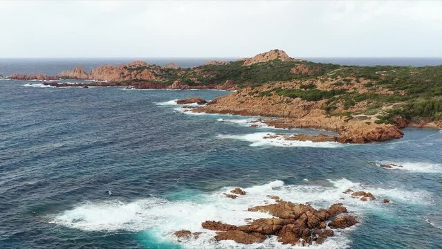 survol des plages d'isola rossa en Sardaigne du nord
