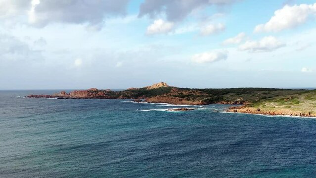 survol des plages d'isola rossa en Sardaigne du nord