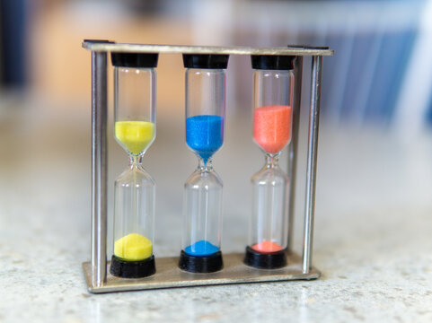 sablier,temps,instrument,sable,mesure,mesurer,intervalle de temps,dur&eacute;e,r&eacute;cipient, transparent,verre,couleurs,color&eacute;,