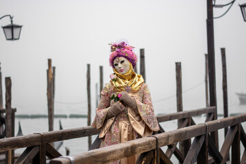 Obraz premium the girl, after a ride on the lagoon, lands in Piazza San Marco with the gondola