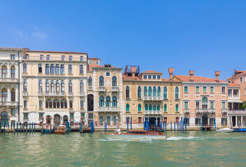 Fototapeta na wymiar Traditional Venetian architecture along canal (Venice, Italy)