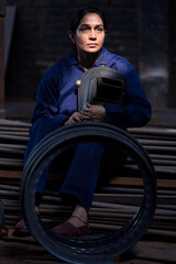 Obraz premium Woman welder in metalworking workshop 