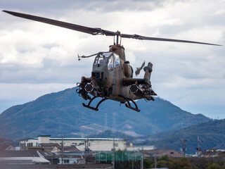 八尾駐屯地に着陸する陸上自衛隊の対戦車ヘリAH-1Sコブラ