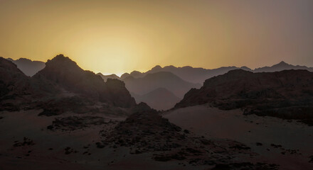 Obraz premium desert with rocky mountains and sky with clouds in the evening in Egypt