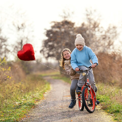 verliebtes Paar auf dem Fahrrad