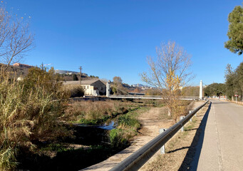 Vista de la ciudad de Sabadell desde el río Ripoll. Vistas de la torre del agua. Día soleado.