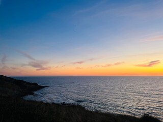 Obraz premium Ocean and purple sky at the ocean bay, orange ocean horizon