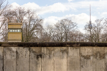 Fototapeta na wymiar Berliner Mauer mit Wachturm und Fernsehturm im Hintergrund