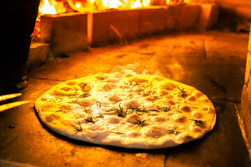 Pizza artesanal em forno a lenha