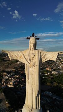 Statue of Jesus Christ with open arms on top of a mountain. Christ of Monteagudo, Murcia, Spain. Traveling out at sunset. Video Vertical de drone
