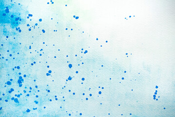 abstrakter Hintergrund in türkis mit blauen Farbspritzern und Sprenkeln, Aquarellfarbe