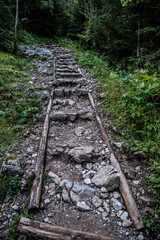 Schody na szlaku turystycznych w Tatrach