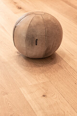 Medizinball aus Leder auf einem Holzboden