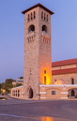 Obraz premium A tall stone tower in the Venetian style on the city embankment at dawn.