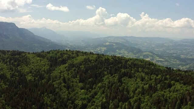 vue a&eacute;rienne du lac d'aiguebelette
