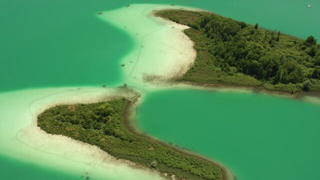 vue a&eacute;rienne du lac d'aiguebelette