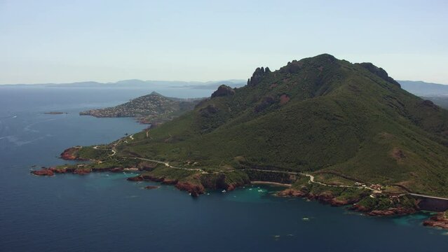 vue a&eacute;rienne du cap roux
