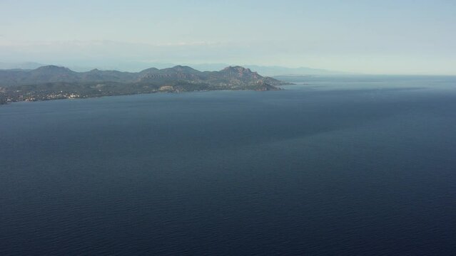 vue a&eacute;rienne du cap roux
