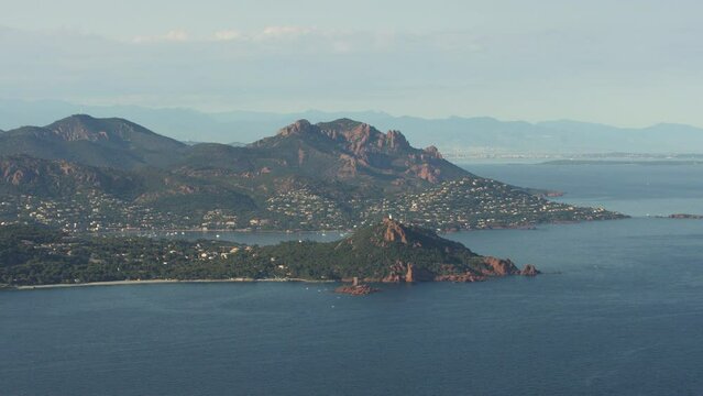 vue a&eacute;rienne du cap roux
