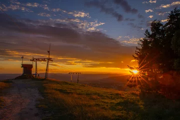Türaufkleber Widok na piękny zachód słońca, górzysty krajobraz © anettastar