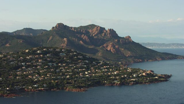vue a&eacute;rienne du cap roux
