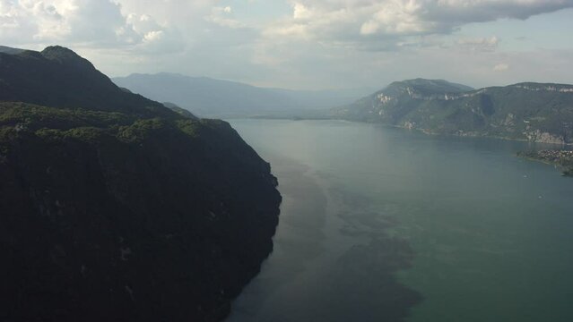 vue a&eacute;rienne du lac du bourget