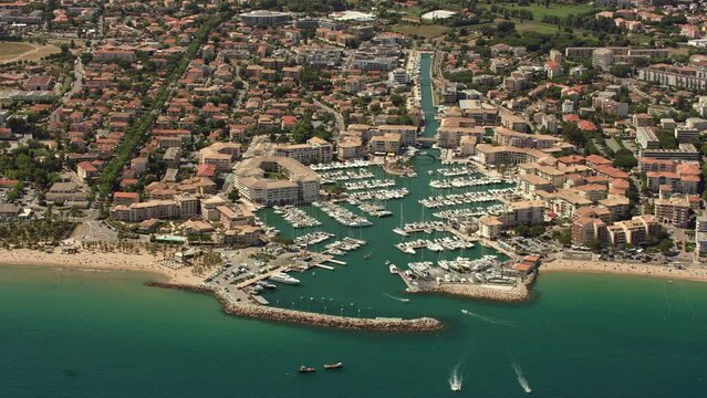 vue a&eacute;rienne de fr&eacute;jus