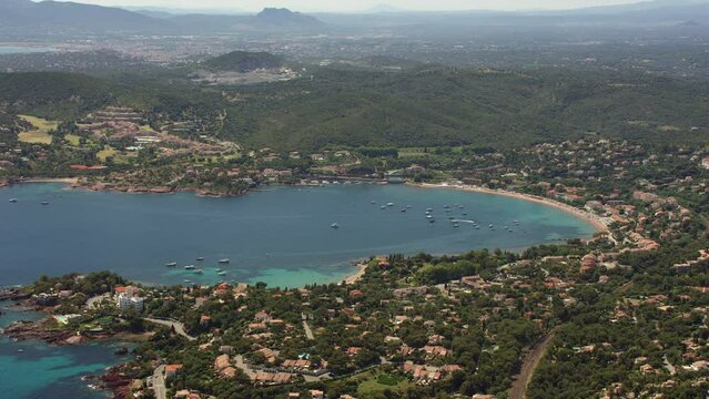 vue a&eacute;rienne de la Rade d'Agay