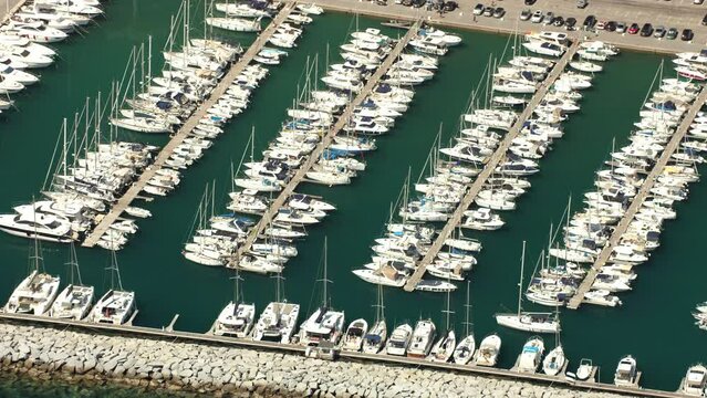 vue a&eacute;rienne du port de saint rapha&euml;l