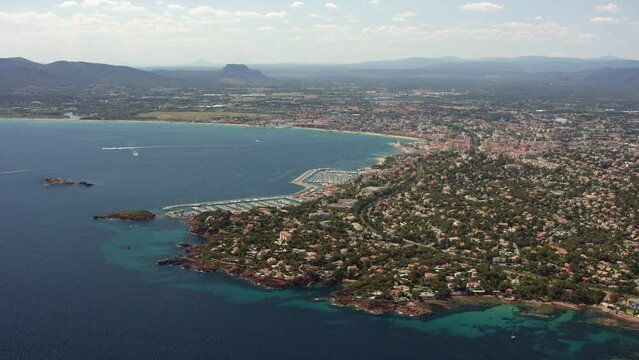 vue a&eacute;rienne de saint raphael